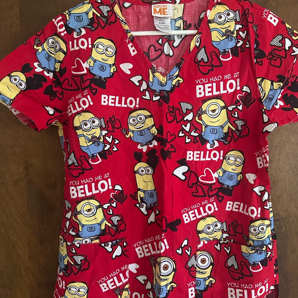 Despicable Me Minions Red V Neck Scrub Top size Women’s small